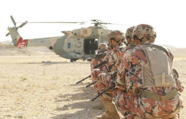 نیروهای آمریکایی در یک تمرین نظامی سه هفته ای با همکاران عمانی خود که در منطقه ای صخره ای بیابانی در ربکوت، شرکت کردند. [بایگانی]