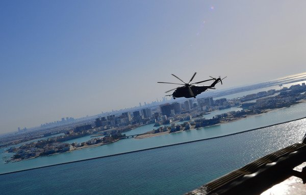 یک بالگرد ام اچ 53 ای سی دراگون در خلال یک تمرین مشترک مین روبی بین نیروهای دریایی ایالات متحده، بریتانیا و فرانسه در خلیج درروز 15 آوریل برفراز شهرمنامه پایتخت بحرین پرواز می کند.[جوزپه کاساس/خبرگزاری فرانسه]