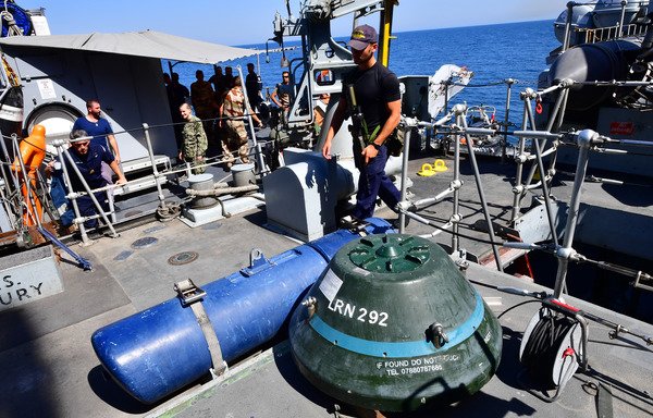 Deux mines à bord du HMS Ledbury lors d'un exercice conjoint de déminage entre les marines des États-Unis, du Royaume-Uni et de la France dans le golfe Persique le 15 avril 2019. [Giuseppe Cacace/AFP]