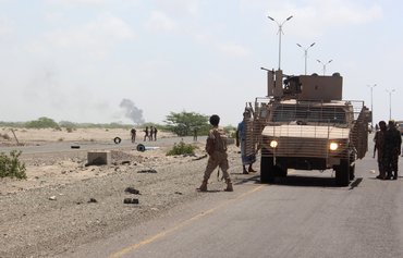 القوات اليمنية تعزز الأمن في أبين عقب هجوم بعبوات ناسفة