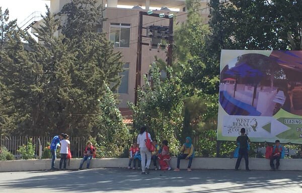 یک گروه از کودکان سوری در کناره جاده در خربه قنفار، غرب بقاع ، پس از یک روز طولانی میوه چینی، منتظر هستند تا کسی آنها را به اردوگاهشان در برالیاس برساند. [نوحد توپالیان/المشارق]