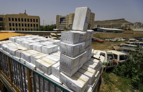 صورة التقطت في 23 حزيران/يونيو تظهر حزم مساعدات طبية منتهية الصلاحية من برنامج الغذاء العالمي في صنعاء. وقد أعلنت المنظمة ʼالتعليق الجزئيʻ لعمليات تسليم المساعدات للمدينة الخاضعة للحوثيين، مشيرة إلى مشاكل مرتبطة بـ ’تحويل المواد الغذائية‘ عمن هم بأمس الحاجة إليها. [محمد حويس/وكالة الصحافة الفرنسية]