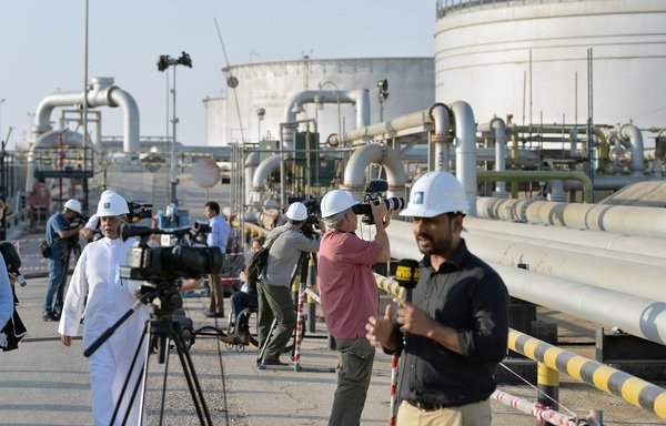 Des professionnels des médias inspectent les dégâts causés par l'attaque du 14 septembre contre une installation pétrolière d'Aramco en Arabie Saoudite. [Photo fournie par lSaudi Press Agency]