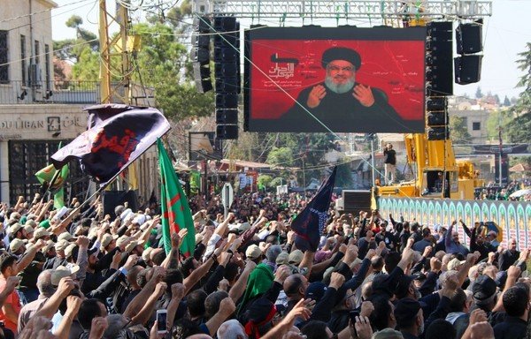 Des chiites libanais regardent un discours télévisé du leader du Hezbollah, Hassan Nasrallah, lors du festival religieux d'Arbaeen dans la ville de Baalbek, dans l'est de la Bekaa, le 19 octobre. [AFP]
