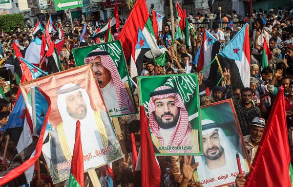 Des manifestants défilent sous les drapeaux du sud du Yémen, du roi saoudien Salman bin Abdulaziz, de son fils, le prince héritier Mohammed bin Salman, du président des Émirats arabes unis, Khalifa bin Zayed Al Nahyan, et de son frère, le prince héritier d'Abou Dhabi, Mohammed bin Zayed Al Nahyan, lors d'une manifestation intitulée "La marche d'un million d'hommes pour exprimer sa gratitude à l'Arabie saoudite et aux Émirats arabes unis", dans le centre de la ville yéménite d'Aden le 5 septembre. [Saleh al-Obeidi / AFP]