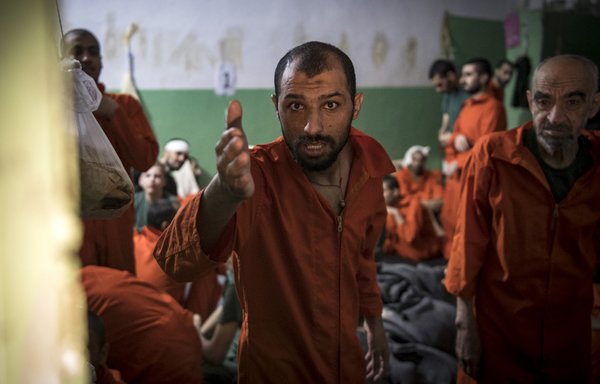 عناصر يشتبه بانتمائهم إلى داعش، تجمعوا في زنزانة سجن بالحسكة في 26 تشرين الأول/أكتوبر. وثمة 5000 سجين في ذلك السجن، من أصل نحو 12 ألف عنصر من داعش هم محتجزون في السجون المدارة من قبل الأكراد في شمال سوريا. [فاضل سنا/وكالة الصحافة الفرنسية]