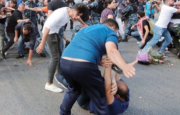 A group of Hizbullah supporters on October 29th attacked a protest site on Beirut's Ring Bridge, beating up protesters and tearing down tents. [Photo courtesy of Jacques Gemayel]