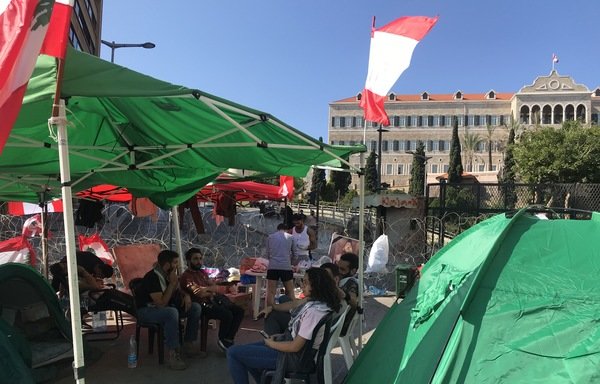 Les manifestants se réunissent à l'intérieur de leurs tentes sur la Place Riad al-Solh de Beyrouth. [Nohad Topalian/Al-Mashareq]