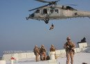 Les marines américains assurent la sécurité pendant le transit au détroit d'Hormouz