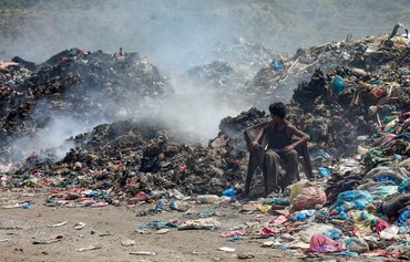 أزمة النفايات تؤدي إلى تفشي الكوليرا بمدينة تعز التاريخية في اليمن