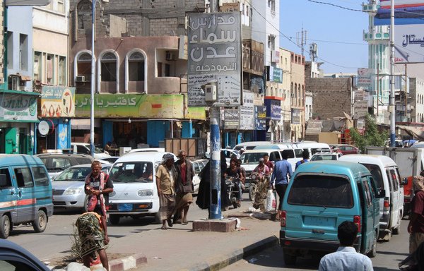 این عکس که روز 6 نوامبر گرفته شده، یک خیابان شلوع در مرکز شهر بندری عدن را نشان می دهد. [ صالح العبیدی/خبرگزاری فرانسه]