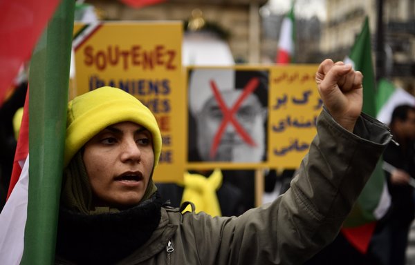 Protesters in Paris demonstrate in support of the Iranian people amid a wave of protests spreading throughout Iran over the economy, on January 6th, 2018. [Christophe Simon/AFP]