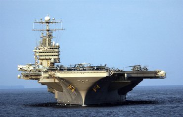 Un porte-avions américain fait un transit au détroit d'Hormuz