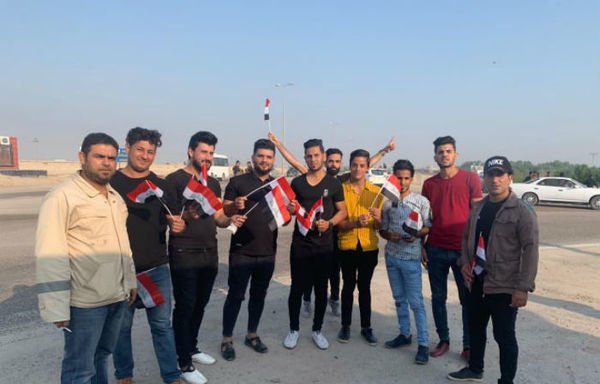 شباب عراقيون يشاركون في تظاهرة في محافظة البصرة الجنوبية. [ديارنا]