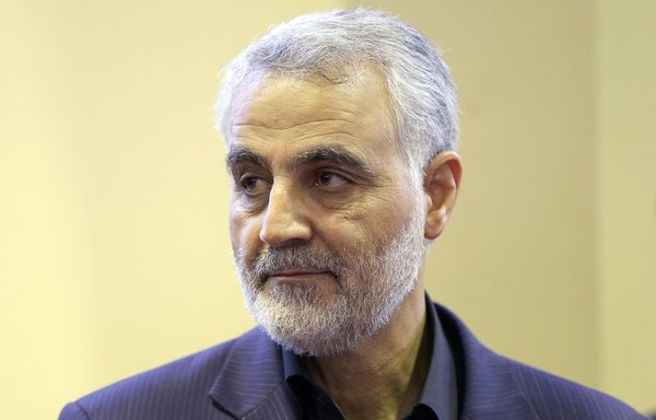 Sur cette photo prise le 14 septembre 2013, des gens présentent leurs condoléances au commandant de la force al-Qod du Corps des Gardiens de la révolution islamique, le major-général Qassem Soleimani, après le décès de sa mère à Téhéran. [AFP PHOTO/ISNA/Mehdi Ghasemi]