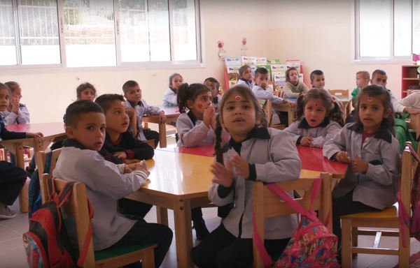 کودکان سوری تبار در کلاسی در مدرسه ابتدایی آنتلیاس حاضر شده اند. [نهاد طوبالیان/المشارق]