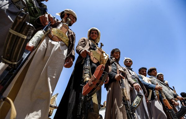 Des hommes yéménites affiliés aux Houthis (Ansarallah) soutenus par l'Iran, portent des fusils d'assaut Kalashnikov lors d'une réunion de tribus à Sanaa, contrôlée par les Houthis, le 21 septembre. [Mohammed Huwais/AFP]
