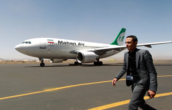 Un responsable aéroportuaire yéménite passe devant un avion de Mahan Air sur le tarmac de l'Aéroport international de Sanaa, sur cette photo d'archive datant du 1er mars 2015. [Mohammed Huwais/AFP] 