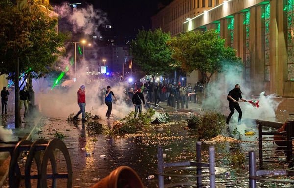مؤيدون لحزب الله وحركة أمل في لبنان يشتبكون مع متظاهرين في وسط بيروت. [نبيل إسماعيل/المشارق]