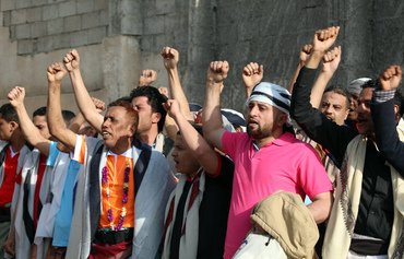 القوات اليمنية والحوثيون يطلقون سراح 135 أسير في تبادل للأسرى