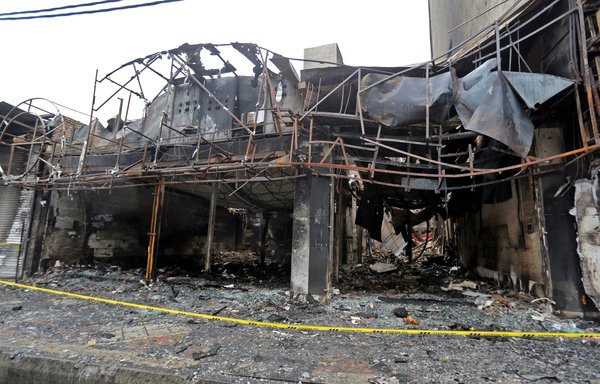 صورة للمتاجر التي دمرت في شهريار غرب طهران، يوم 20 تشرين الثاني/نوفمبر خلال تظاهرات احتجاجا على ارتفاع أسعار الوقود. [عطا كيناري/وكالة الصحافة الفرنسية]