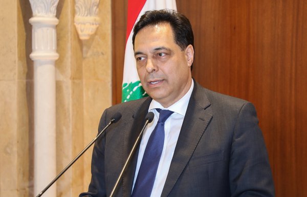Le Premier ministre désigné Hassan Diab fait une déclaration à l'issue de sa rencontre avec le Premier ministre sortant Saad al-Hariri à Beyrouth, le 20 décembre. Diab a déclaré qu'il souhaite former un gouvernement de technocrates indépendants qui puissent traiter la spirale de la crise économique dans le pays alors que se propage la contestation de sa nomination. [Stringer/AFP]