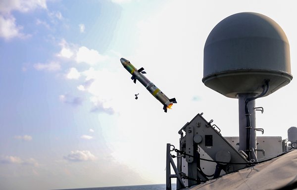 نیروی دریایی و قایق های گشتی گارد ساحلی ایالات متحده، آزمایش سالانه سیستم هدایت موشکی گریفین ام کی-60 در خلیج را از 10 الی 14 دسامبر انجام دادند. [عکس با کسب اجازه از فرماندهی مرکزی نیروی دریایی ایالات متحده]