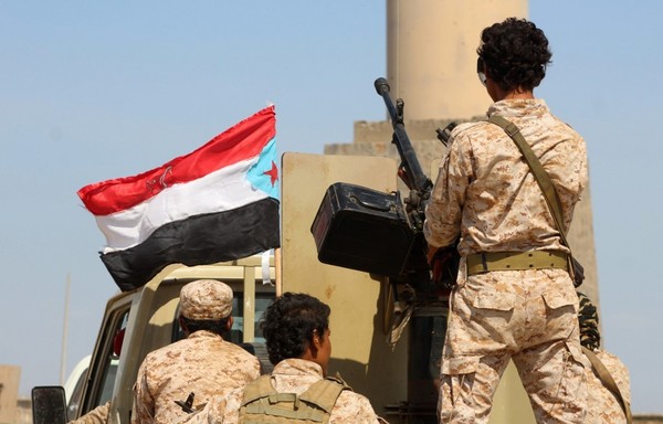 مبارزان نیروی های کمربند امنیتی یمن در کاروان نیروهای امدادی دیده می شود که ۲۶ نوامبر ۲۰۱۹ از شهر جنوبی عدن به استان ابین می روند. [صالح العبیدی/خبرگزاری فرانسه]