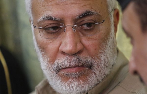 في هذه الصورة التي يعود تاريخها إلى 23 كانون الثاني/يناير 2018، يلتقي الرجل الثاني في قوات الحشد الشعبي أبو مهدي المهندس بمسؤولين أثناء زيارة إلى البصرة. [حيدر محمد علي/وكالة الصحافة الفرنسية]