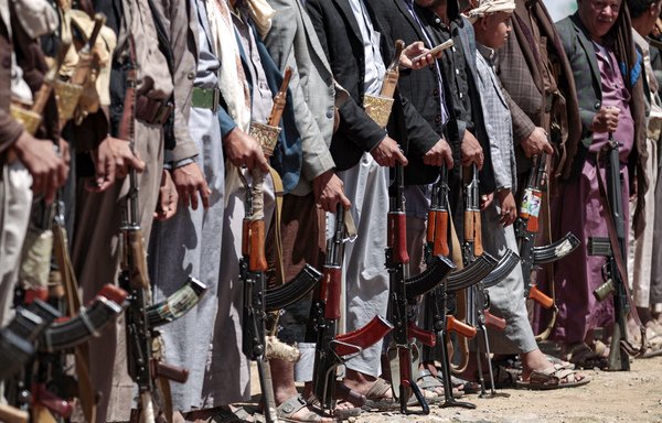 Des hommes yéménites portant des fusils d'assaut Kalashnikov lors d'une réunion tribale à Sanaa le 21 septembre, alors que les hommes de tribus distribuent les rations et argent aux combattants fidèles aux Houthis sur les fronts. [Mohammed Huwais/AFP]