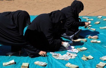 L'interdiction de la monnaie nationale par les Houthis entraîne la suspension des salaires