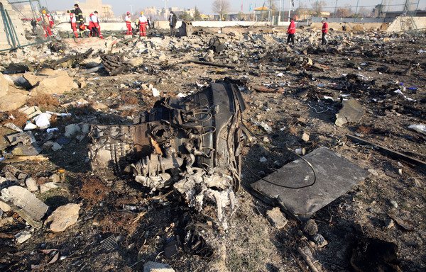 فرق الإنقاذ تعمل في موقع تحطم طائرة أوكرانية كان على متنها 176 شخصا بالقرب من مطار الإمام الخميني بطهران فجر 8 كانون الثاني/يناير، مما أسفر عن مقتل كل الركاب. [وكالة الصحافة الفرنسية]