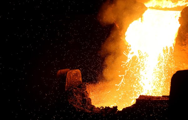 در این عکس که روز 6 آوریل سال 2015 گرفته شده است، فلز مذاب در کارخانه «شرکت فولاد آلوی» ایران در یزد، شرکتی در مرکز ایران دیده می شود. [عطا کناره/ خبرگزاری فرانسه]