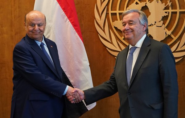 Le secrétaire général de l'ONU António Guterres rencontre le président yéménite Abdrabbo Mansour Hadi à l'ONU à New York le 27 septembre. [Don Emmert/AFP]