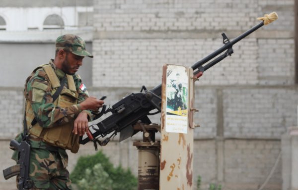 Un membre des Forces de la ceinture de sécurité dominées par les séparatistes du sud du Yémen assure la garde lors d'une réunion du Conseil de transition du sud (CTS) dans la ville d'Aden, le 13 janvier. [Saleh al-Obeidi/AFP]