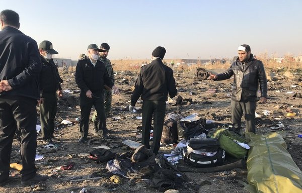 Des forces iraniennes sur le lieu du crash après qu'un avion de ligne ukrainien ait été abattu par un missile iranien le 8 janvier, tuant les 176 personnes à bord. [Photo de Fars News Agency]