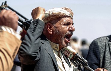 مقتل اثنين بينهم طفل في هجوم صاروخي حوثي باليمن