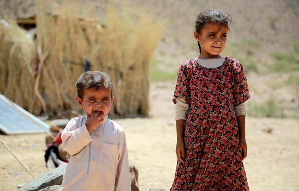 کودکان یمنی در تاریخ ۸ مه ۲۰۱۶ در یک اردوگاه موقت آوارگان در منطقه نُهْم، واقع در غرب شهر مارب، بیرون یک چادر ایستاده‌اند. [عبدالله القدری/ خبرگزاری فرانسه]