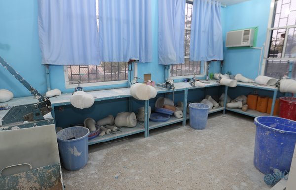 Une photo prise le 29 janvier 2018 montre le service des prothèses et des membres artificiels de l'hôpital de Marib. [Abdoullah al-Qadry/AFP]