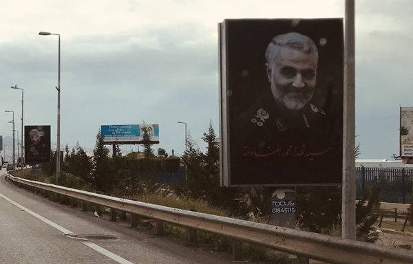 رفع حزب الله صورا لقائد فيلق القدس التابع للحرس الثوري الإيراني قاسم سليماني على الطريق المؤدي إلى مطار رفيق الحريري الدولي في بيروت. [نهاد طوباليان/المشارق]