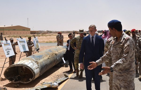 Brian Hook,représentant américain spécial sur l'Iran, examine ce que les responsables saoudiens disent être des missiles et drones houthis fabriqués par l'Iran et interceptés sur le territoire saoudien et les restes d'un "missile de croisière" qui s'est écrasé à l'aéroport d'Abha le 12 juin, lors d'une visite à une base de l'armée à al-Kharj le 21 juin 2019. [Fayez Nureldine/AFP]