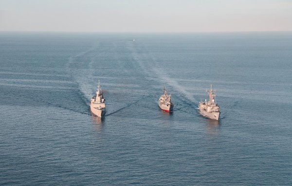 Des navires militaires saoudiens assurent la sécurité d'un navire de commerce dans les eaux du Golfe. [Photo fournie par la Saudi Press Agency]