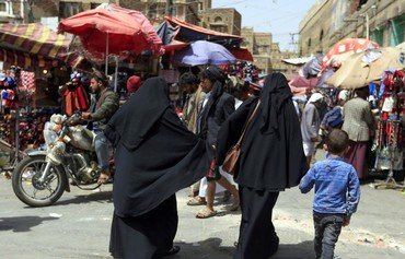 تعرض اليمنيات لمضايقات إثر حملة للحوثيين لفرض قواعد اجتماعية صارمة