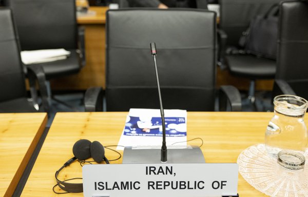 Une chaise vide de l'ambassadeur d'Iran auprès de l'Agence internationale de l'énergie atomique est vue à l'ouverture de la réunion du conseil d'administration de l'agence à son siège à Vienne le 9 mars. [Joe Klamar / AFP]