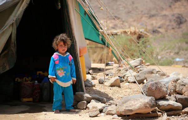 Un enfant yéménite devant une tente dans un camp improvisé pour déplacés internes (DI) après que beaucoup ont été forcés de fuir leurs maisons en raison des combats en cours dans la région de Nehm, à l'ouest de la ville de Marib, sur cette photo d'archive du 8 mai 2016. [Abdoullah al-Qadry/AFP]