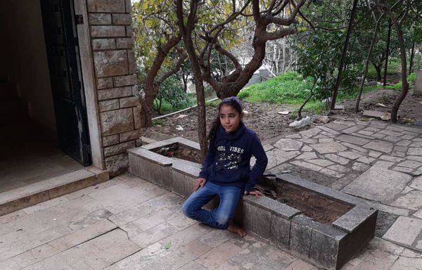 Yousef Fares, un réfugié syrien d'Hama, a dû retirer sa fille Ghada (sur cette photo) de l'école à cause de la crise économique. [Nohad Topalian/Al-Mashareq]