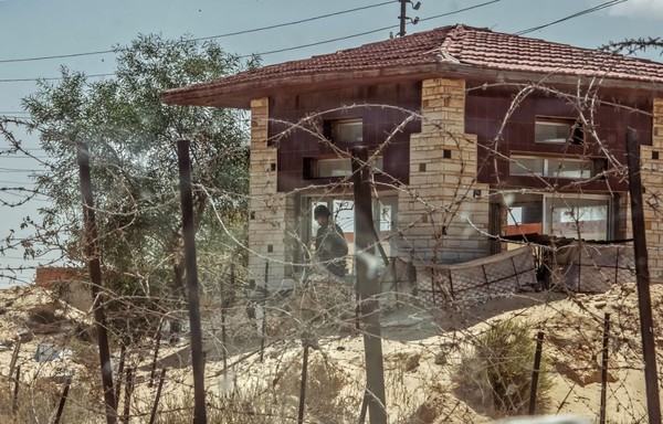 Une photo prise le 26 juillet 2018 montre des policiers égyptiens qui montent la garde à un point de contrôle sur une route menant à la capitale provinciale du nord du Sinaï, al-Arish. [Khaled Desouki / AFP]