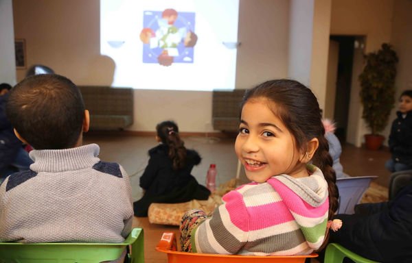 کودکانی که در مرکز جناح ثبت نام می کنند ۶ تا ۱۴ ساله هستند. [مرکز جناح]