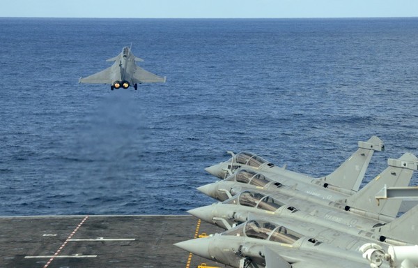 Un Rafale français est catapulté depuis le pont du porte-avions Charles de Gaulle au large de la côte orientale de Chypre en mer Méditerranée, le 10 février. Le porte-avions français est engagé dans des opérations contre l'EIIS dans le cadre de l'Opération Chammal, la composante française de la coalition anti-EIIS,en Méditerranée orientale. [Mario Goldman/AFP]