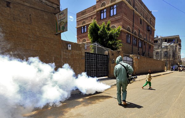 یک کارمند دولت محلی که بخشی از کار گروه ترکیبی برای مقابله با کرونا ویروس جدید (کوید-۱۹) است، در ۲۳ مارس یکی از محله های صنعای یمن را ضد عفونی می کند. [محمد هویس/خبرگزاری فرانسه]
